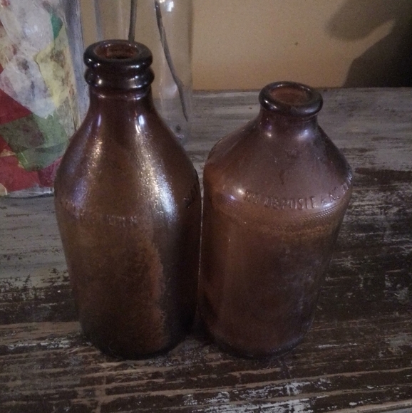 ****#495******2 Old Brown Beer Bottles, No Deposit No Return 1970s - Picture 1 of 3